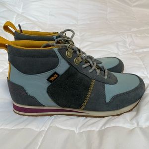 Women’s Teva Highside 84’ Mid Boot Size 7.5